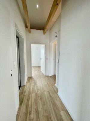 Helle und attraktive Dachgeschosswohnung mit 2 Balkonen