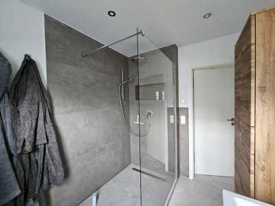 Topmoderne 3-Raum-Wohnung mit Einbauküche, Bad und Balkon