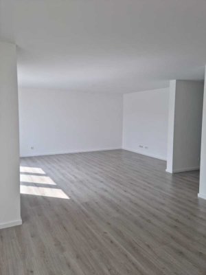Große 2-Zimmer Wohnung mit Dachterrasse in ruhiger Lage