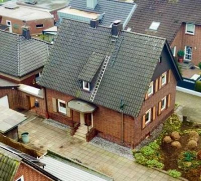 Einfamilienhaus mit Garten, Garage, PV-Anlage und Kamin !!