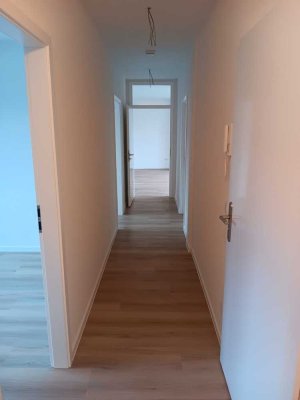 Schöne helle frisch sanierte 3.-Zimmer Wohnung mit offener Küche und Dachterasse