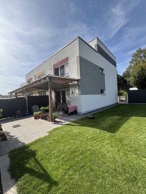 Neuwertiges Reiheneckhaus mit 5,5 Zi., EBK, Keller & Großer Garten zu vermieten  in Abstatt