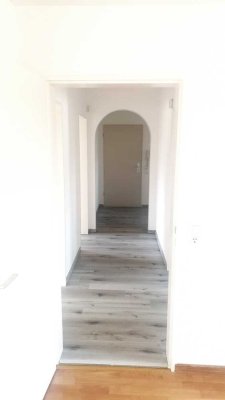 Stilvolle, vollst. renovierte 3-Zimmer-Wohnung mit geh. Innenausstattung mit Balkon und EBK