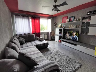 Möblierte, renovierte 2-Zimmer-Wohnung mit Balkon und Einbauküche in zentraler Lage