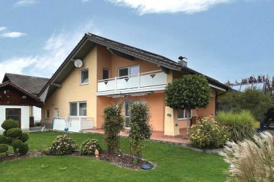 Viel Platz für die ganze Familie: Sehr großes Einfamilienhaus mit Gartenidylle in Hunderdorf