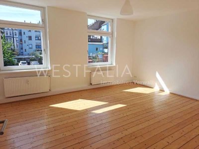 Lichtdurchflutete Wohnung mit Wintergarten und klassischem Dielenboden