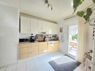 4-Zimmer-Wohnung mit Balkon, kleinem Garten und Garage in zentraler Lage