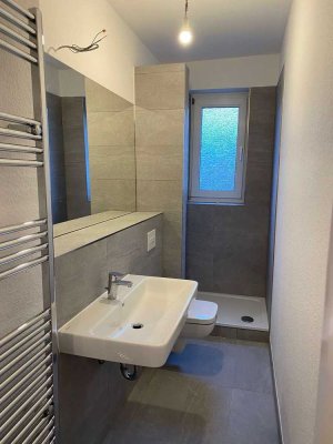 Komplett neu renoviert: Dielen, große Wohnküche, Bad mit Fenster & toller Gemeinschaftsgarten
