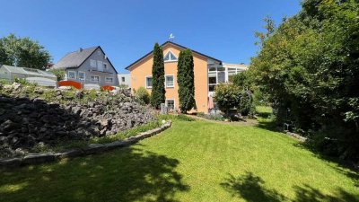 Einfamilienhaus inkl. Einliegerwohnung mit luxuriöser Innenausstattung mit Top-Lage und Aussicht