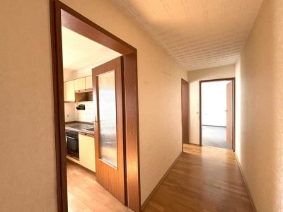 Zentrale, helle 2-Zimmerwohnung mit Balkon, Aufzug und TG-Stellplatz - sofort frei