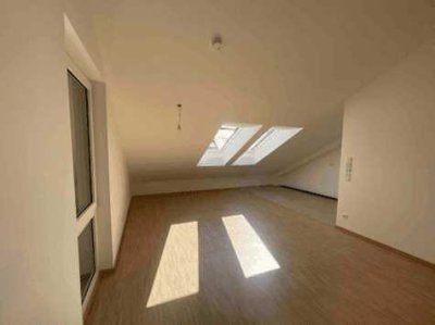 Charmante 2 Zimmer Wohnung im Dachgeschoss