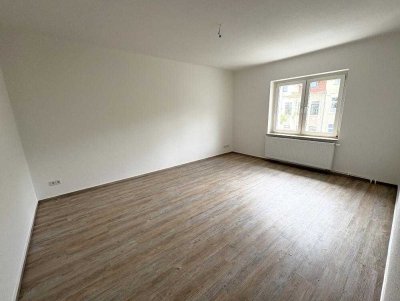 Erstbezug nach Sanierung, moderne 3 Zimmer Wohnung mit Dusche und Balkon!