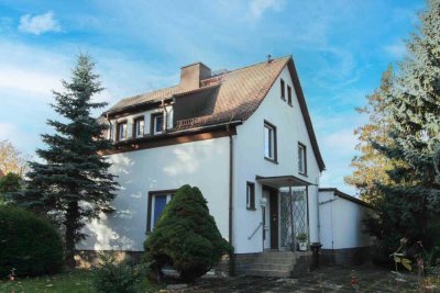 Charmantes Einfamilienhaus mit gehobener Ausstattung, großem Garten & Wintergarten