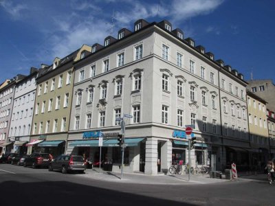 ** MAXVORSTADT ** 2 Zimmer Wohnung ** Küche mit neuer EBK ** Bad mit Wanne ** Abstellraum ** Parkett