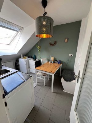* * Schöne, helle Dachgeschoss-Wohnunung * mit Wohnküche und Parkett * * *