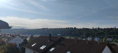 Helle 2-Zimmer Wohnung im DG