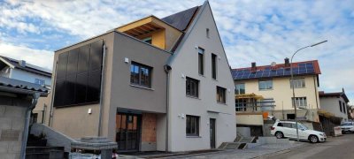 Bezug nach energetischer Sanierung: 2-Raum-DG-Wohnung mit Terrasse und geh. Innenausstattung