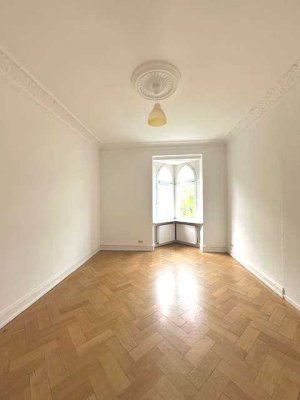 Stilvolle Altbauwohnung mit drei Balkonen in guter ruhiger Wohnlage nahe Innenstadt!