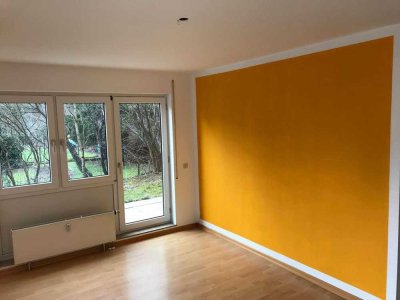 Modernisierte Terrassenwohnung mit zwei Zimmern und Einbauküche in Tübingen