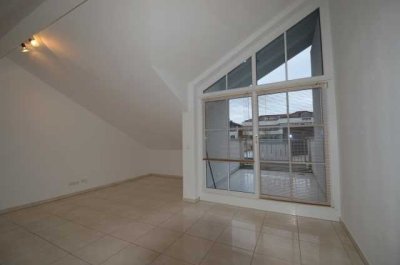 Hochwertig ausgebaute Dachgeschoßwohnung in kleiner gepflegter Wohnanlage