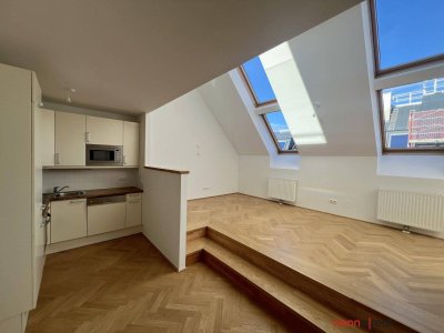 UNBEFRISTET - Lichtdurchflutete 4,5 Zimmer Maisonette-Wohnung mit Galerie und 49 m2 Dachterrasse - Hoflage