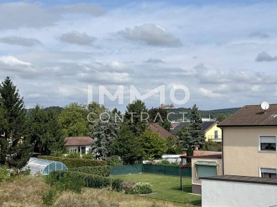 Ein Haus mit Blick zur Burg Kreuzenstein