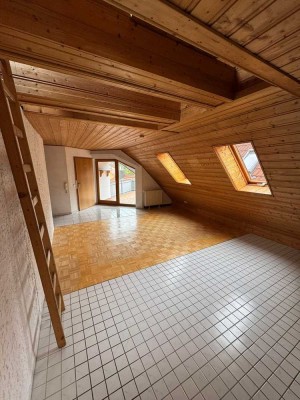 3-Zimmer Dachgeschosswohnung mit modernisierter EBK, TG, Keller und großer Dachterrasse
