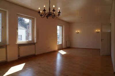 Helle 3-4 Zimmer-Eigentumswohnung im 1. OG mit Balkon, Garten und Garage – ideal für Familien