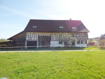 Hofstelle mit mehreren Denkmalgebäuden, Nebenanlagen  und über 4.000 m² Grund im Deggenhauser Tal