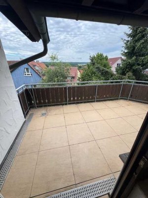 Gepflegte 3 Zimmer DG Wohnung mit Balkon und Einzelgarage in 71139 Ehningen