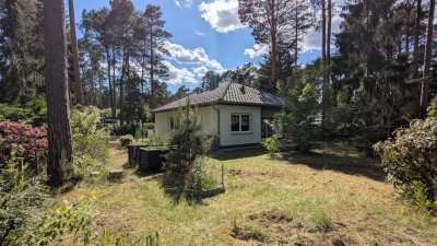 Neuwertiger Bungalow mit großem Grundstück im Wald