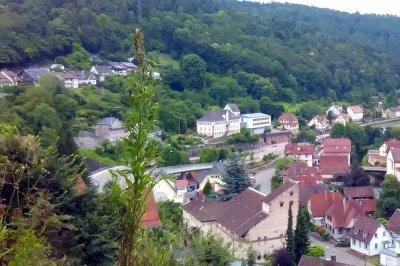 Wohnen neben dem Schloss Neuenbürg 3-Zimmer-Terrassenwohnung Obergeschoss in Aussichtslage