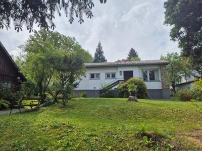 LIEGENSCHAFT MIT GROSSEM GRUND, 2 HÄUSERN UND WOHNRECHT
