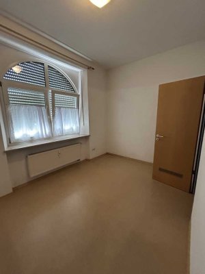 1 Zimmer in Zentrale Lage zum Untervermieten an eine Frau