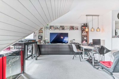Erbbaurecht: Helle 2-Zimmer Dachgeschosswohnung in zentraler Lage am Olgaeck mit Stellplatz!