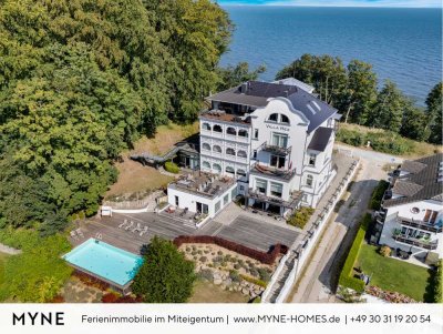 Ferienimmobilie in Miteigentum: Penthouse in erster Meereslinie mit Meerblick, Pool & Wellness