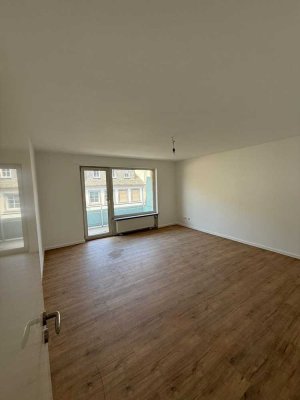 WG´s und Studenten willkommen ! ERSTBEZUG! Nach Kernsanierung, charmante 2 -Zimmerwohnung mit Balkon