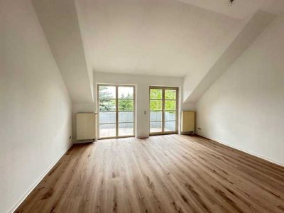 Sehr schöne helle DG-Wohnung mit großem Balkon zu vermieten!