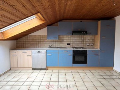 2-Zi. DG Wohnung mit Einbauküche & Stellplatz – ruhig & zentral in Dorfen!++Decker Immobilien++