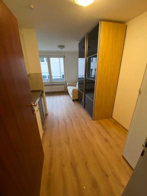 Stilvoll möblierte 1-Zimmer-Wohnung mit gehobener Innenausstattung, Einbauküche und Stellplatz
