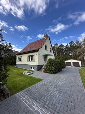 Saniertes Einfamilienhaus mit Wintergarten, Doppelgarage und großem Garten