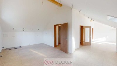 Außergewöhnlich groß: 3-Zimmer-Dachgeschosswohnung mit Balkon ++Decker Immobilien++