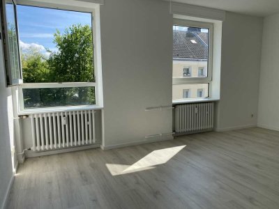 Moderne, helle 2, Raum KDB Wohnung, mit Einbauküche!!