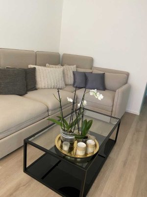 Stilvolle, modernisierte 2-Raum-Wohnung mit geh. Innenausstattung mit Balkon und EBK