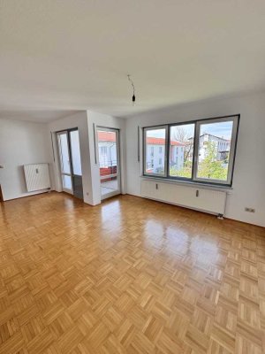 Helle, gepflegte 2-Zimmerwohnung mit großem Balkon, Keller und Tiefgaragenstellplatz von privat