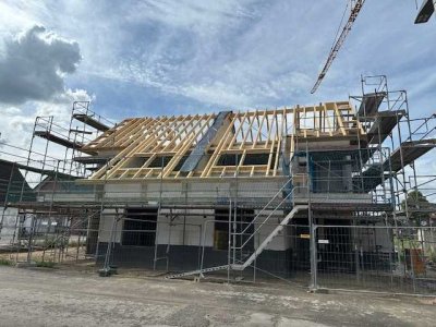 Erstbezug !! -  3-Zimmerwohnung in 2-Familienhaus mit Wärmepumpe und PV-Anlage