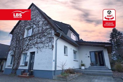 Großzügiges Zwei-Parteienhaus mit weitläufigem Garten in ruhiger Lage
