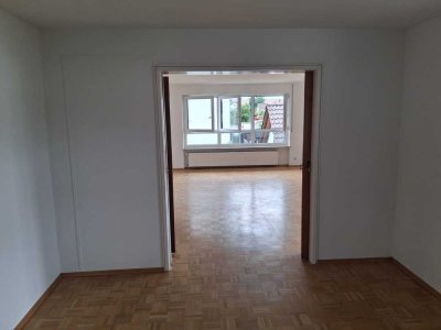 Schöne und sanierte 4-Raum-Wohnung mit gehobener Innenausstattung mit Balkon und EBK in Gerlenhofen