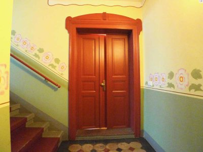 Lichtdurchflutete 2-Zimer-Altbauwohnung mit großem Balkon