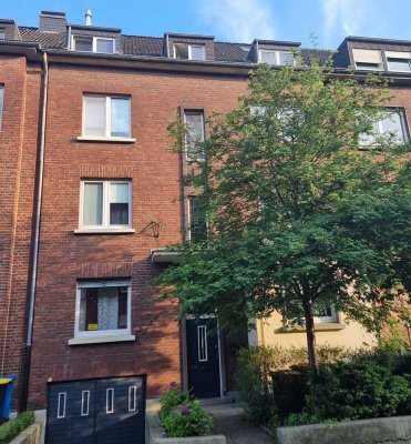 Schöne 3 Zimmer Altbauwohnung mit Balkon